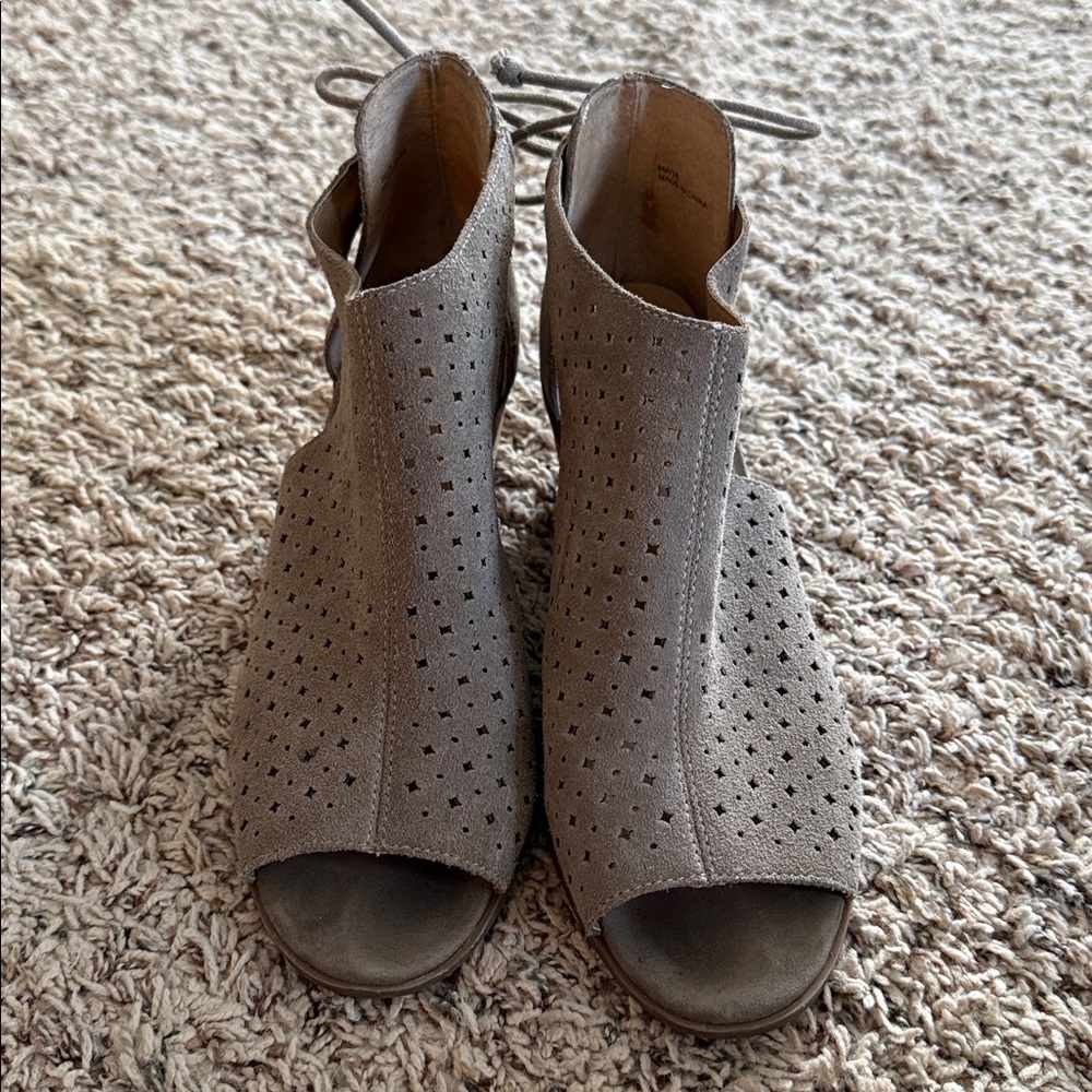 Lucky Brand Women's Taupe Perforated Sandals